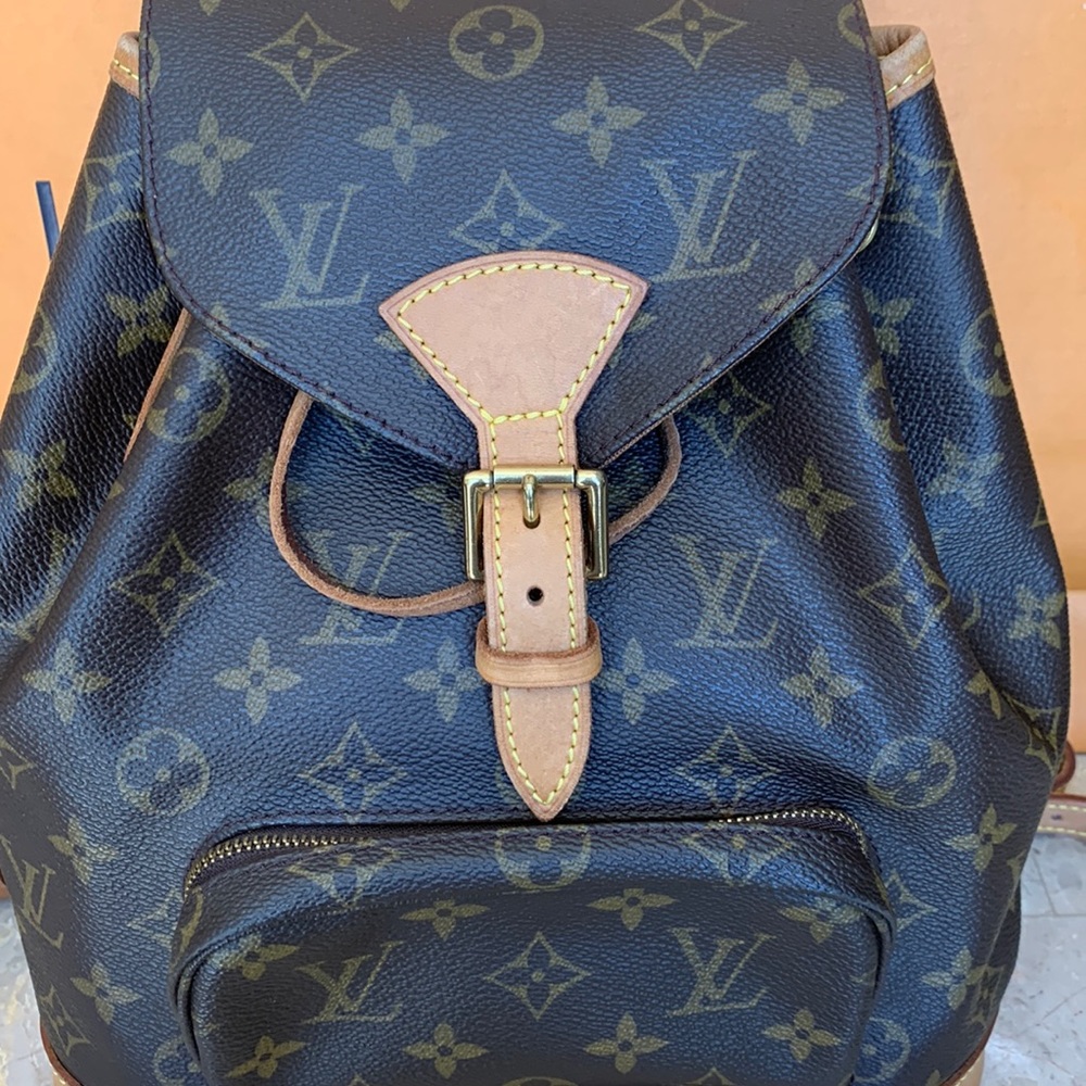 Beautiful Louis Vuitton Montsouris MM Backpack - Picture 2 of 16